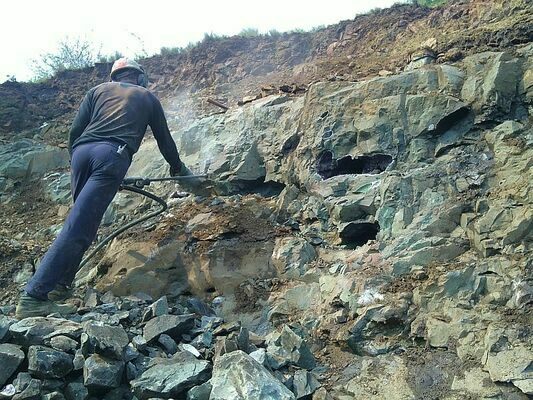 Geodas de amatista siendo extraídas en el basalto volcánico de Uruguay. Comenzaron como burbujas de gas donde quedaron atrapadas en el enfriamiento del magma.